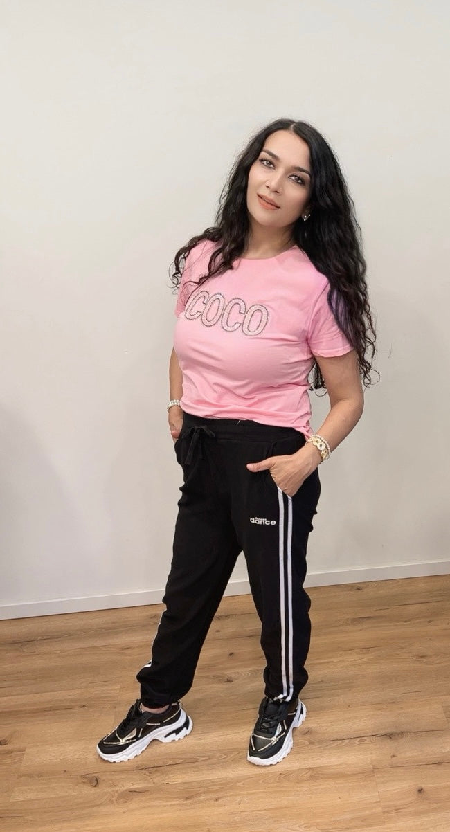 Jogging Hose und T-Shirt