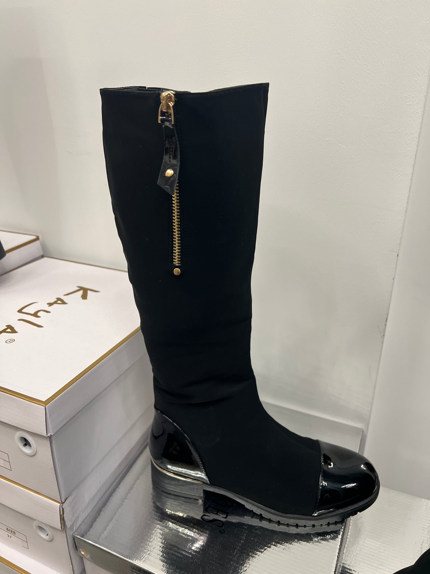 Leder und Lackstiefel